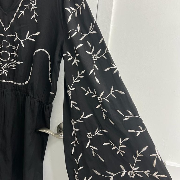 Embroidered romper - Picture 5 of 9